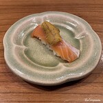 千陽 - 桜鱒 生海胆載せのにぎり