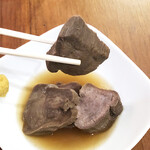 梅の郷 美人豚 - ゆでタン528円。厚切りのタンは、ほくっとかみ切れるやわらかさ。出汁が良く染みていて、カラシも良いアクセントになります