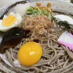 富士 - 二種類のかまぼこ、揚げ玉、椎茸の佃煮、大根おろし、ゆで卵半玉、糸カツオ、卵黄、刻みネギがトッピングされています。
      出汁のよく効いたキリッとした蕎麦つゆを回しかけて、ワサビを少しつけて食べると最高です。
