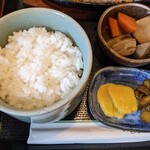 朝野 - トリテキ定食→ご飯は多めデス♪根菜の煮物とお新香。
