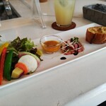 Promessa  - ワンプレートに盛られたサラダ、前菜、ガーリックトースト。