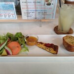 Promessa  - ワンプレートに盛られたサラダ、前菜、ガーリックトースト。あとグレープフルーツジュース！