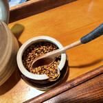 そば工房 篠 - お通しの蕎麦の実煎餅