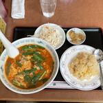 福園 - 台湾坦々麺と半炒飯。キャベツと搾菜付きです