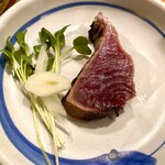 魚市場 小松 - スマガツオ塩たたき（取り皿へ）