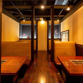 広いテーブル席で美味しい和牛を召し上がってください。