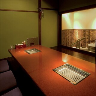 落ち着いた雰囲気の個室席は、接待や記念日などに最適です。