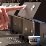 デジタル田園酒場かんます - IoT日本酒ディスペンサー「のまっせ」で、24銘柄から6種利き酒