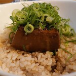 鶏だしおでんと干魚の店 ほし寅 - とうめし(にゅうめん、小鉢付き)700円✨ご飯はもち麦ブレンドの茶飯系。すき焼きのお豆腐をさらに濃くした感じ♡レンゲを使ってご飯と頂きます。