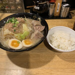 らーめん紫龍 - 紫龍ラーメン900円、半熟卵、肉あん、大森野菜&無料ライス