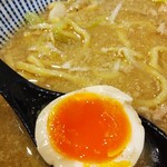 灼味噌らーめん 八堂八 - 味玉味噌 1100円、味玉がきれいに割れたので