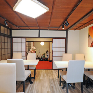 Fully equipped with private rooms. Enjoy a moment of relaxation in a modern Japanese space with a taste of Kyoto.