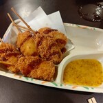 居酒屋すみれ - うずらとウインナーの串揚げ ハニーマスタード添え