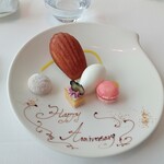 トランテアン - お誕生日プレートに載ったデザート。マドレーヌ、美味！