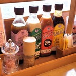 とんかつ むら八 - 調味料