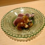 鮨 はしもと - 鰹の藁焼きの新たまねぎ(赤酢と醤油)の和え物