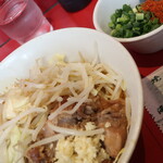 ラーメン二郎 - 汁なし半分＋ニンニク少し＋青ネギ