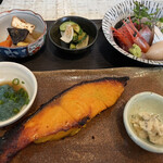 マルカツ - 銀鮭の西京焼¥1,000。しょっぱいイメージの鮭も西京焼だから甘〜い！左の青い食べ物は甘エビの卵。ご飯に載っけてこれまた珍味！