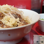 ラーメン二郎 - 汁なし半分＋ニンニク少し＋青ネギ