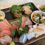 マルカツ - 「いい貝入ってるから！」とオススメされた特上刺盛定食¥1,500。今日はトリ貝も！帆立、平貝、生まだこ、真鯛、かんぱち、すみいか、さより。中トロに、生きた車海老も！アタマを焼いてくださいました。