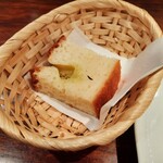 タヴェルネッタ・ダ・キタヤマ - ふわっふわのフォカッチャには、風味良いハーブとオイルがマッチ！パスタのソースを付けて食べると最高～