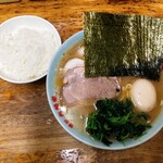 ラーメン六角家 - お得なセット¥1200
            (チャーシューメン、のり、ライス、 
             半熟味付玉子) + ほうれん草(サービス)