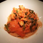 タヴェルネッタ・ダ・キタヤマ - トロリとまろやかで深みあるソースが絶品！スパゲッティ、海老とほうれん草のトマトクリームソース