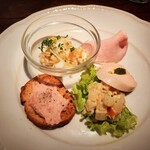 タヴェルネッタ・ダ・キタヤマ - もっちりプチプチ程よい酸味が爽やかな大麦サラダ、地鶏のボッリート（茹でた物）は風味良いハーブのソースで