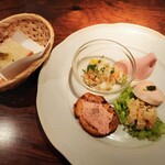 タヴェルネッタ・ダ・キタヤマ - 洗練された盛り付けにときめく前菜5種盛り合わせ、しっとり柔らかいフォカッチャ