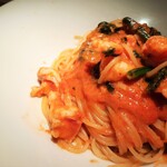 タヴェルネッタ・ダ・キタヤマ - トマトの旨味が凝縮されつつ生クリームのコクが効いたソースに、ブリッと身の締まった海老やほうれん草が相性抜群