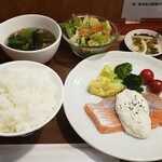 キッチン ブルー グローブ - (冷製)銀鮭ミキュイ　クリームチーズ仕立てタルタル添え