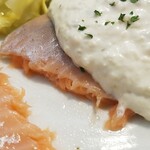 キッチン ブルー グローブ - (冷製)銀鮭ミキュイは薄いですが　クリームチーズ仕立てタルタルはタップリ！