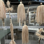 ウポポイ - 一本の材木から削り出す儀式用の飾りは男の仕事。