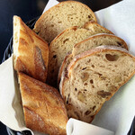 SAWAMURA - ランチに付くパン達。どれも美味しい。お代わりできます。