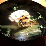 おかもと - 椀（アイナメ真丈、ヨモギ麩、葉ワラビ？、炙ったばちこ）