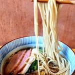 Chuukasoba Narugami Shokudou - つるつる表面で、喉ごしが良い!
                        綺麗に角が立っていて、噛むとプツリと歯切れが良い!!
                        こんなに細いのににコシがあり、長時間スープに漬かっても伸びない。
                        今まで出会ってない、不思議で美味しい麺です