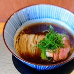 中華蕎麦 鳴神食堂 - 中華蕎麦
            つるつる喉ごしが良い!
            綺麗に角が立っていて、噛むとプツリと歯切れが良い!
            細いのにコシがあり、長時間スープに漬かっても伸びない。
            今まで出会ったことがない、不思議で美味しい麺です。