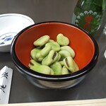 Owariya - そらまめ（季節メニュー）。茹で立ての湯気のたったそらまめの美味なこと。