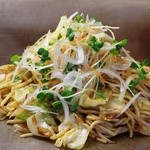 Hakoko Yanen - 焼きそばに新鮮野菜がたっぶり香味野菜のシャキシャキが合うねん。