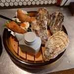 キッチン トット - このお店だから多分普通な牡蠣の定食ではないだろうな
      とは思ってたけれど見た目からして面白い❕
      
      牡蠣は殻ごと仕入れられているのだろう。