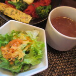 ジュイップ - ハンバーグ丼に付くサラダとス０プ