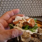 キッチン トット - タルタルソースは市販品で
      上にはとびっ子が載ってて
      プチプチ感は良い感じ。