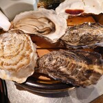 キッチン トット - ○蒸し牡蠣
      後の牡蠣4個は蒸し牡蠣となる。
      
      「海水の塩の味がついてますので
      　そのままでも頂けますが、ポン酢もあります」
      との説明があった。