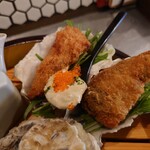 キッチン トット - ○牡蠣フライ
      普通サイズな牡蠣フライが二個、
      牡蠣の殻に野菜と共に入ってる。
      
      パン粉は細やかな感じ。