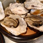 キッチン トット - 食べてみると塩加減は丁度良く
      牡蠣の濃厚な味わいをシッカリと感じる❕
      この食べ方が一番
      牡蠣の濃厚さ、深みを味わえるかもしれない。