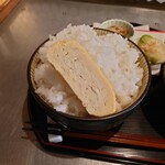 キッチン トット - ○ご飯（＋50円）
      大盛りにして頂いた。
      出し焼き卵は甘めな味わい。