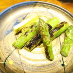 彩旬酒肴あさ井 - 道内産アスパラ炭火焼