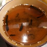 キッチン トット - ○汁物
      昨日の醤油の汁とは違い、
      醤油の汁に味噌も軽く入ってたかな？
      
      大根おろしも入ってるみたいで
      魚の出汁の美味しい味わいがしてた。
      
      ただ鰹出汁ではなくて魚のアラ出汁な味わいだった。