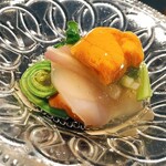 御料理 ふじ田 - ホタテ昆布締め＆無添加ウニ＠ロシア産
      （こごみ、ハマボウフウ）