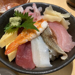 沼津魚がし鮨 江戸前鮨 - ランチ魚がし丼（以前と比べたら、普通の海鮮丼に成り下がっている）